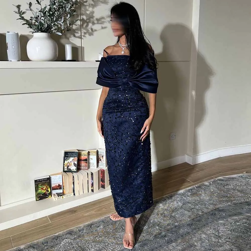 

Роскошные коктейльные платья 2025 г., атласное платье-футляр/колонна, платье знаменитости, темно-синее, с открытыми плечами, с кружевным бантом и бусинами, бальные платья миди