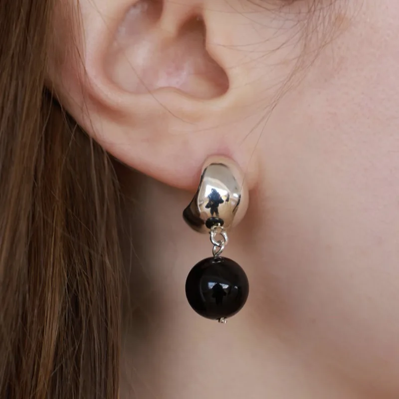 S25 فضة دعم كشف بالجملة العقيق الأسود الكرة أقراط المؤنث موضة شخصية C-شكل نصف دائرة