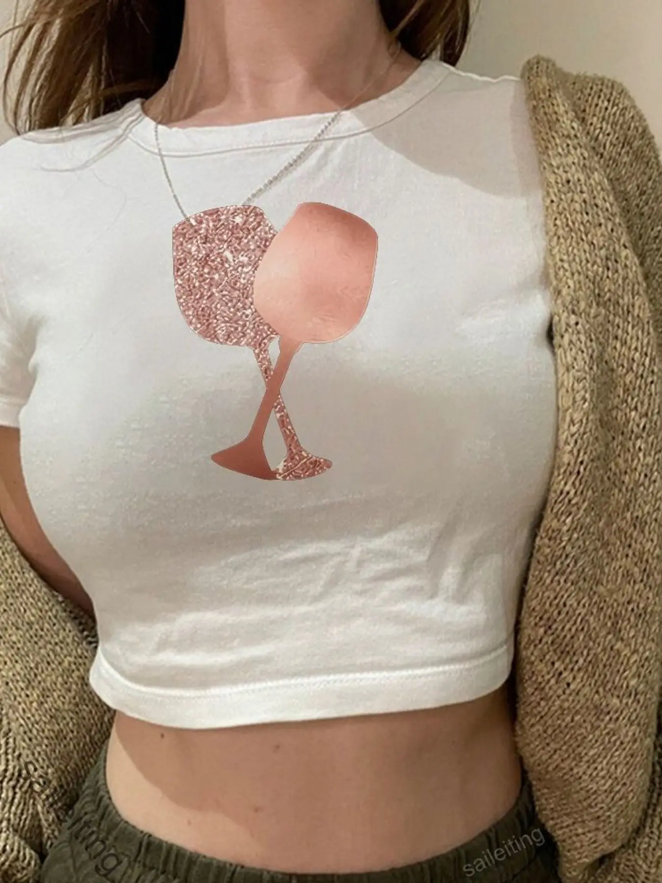 Women's White Crop Top T-Shirt with Rose Gold Wine Glass Print, Short Sleeve Casual Graphic Tee for Trendy Street Style Outfi