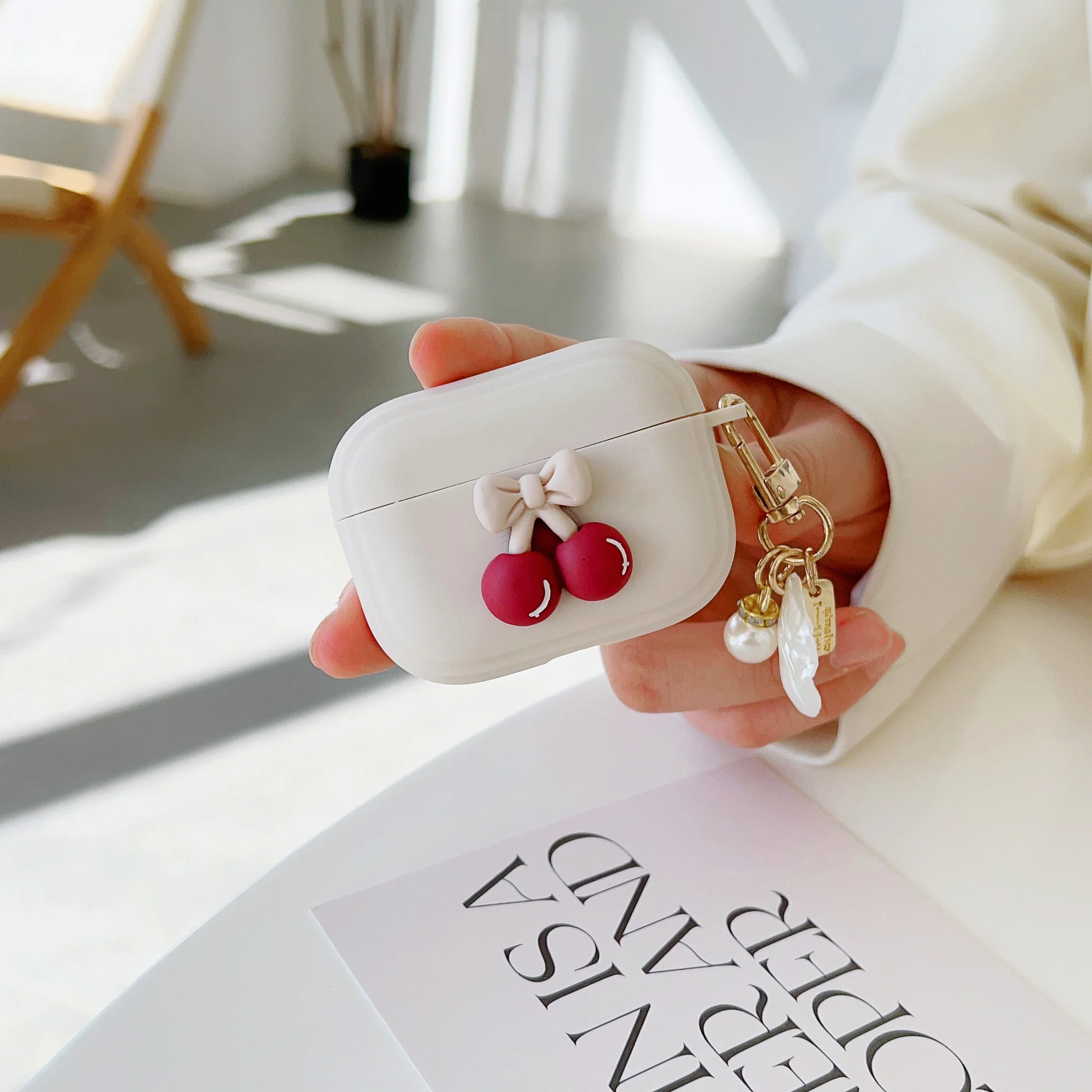 حافظة كرزي بيج كلاسيكية لطيفة لأجهزة Apple AirPods 4 3 2 1 Generation Bear Cherry حافظة لأجهزة AirPods Pro حافظة سلسلة مفاتيح فاخرة