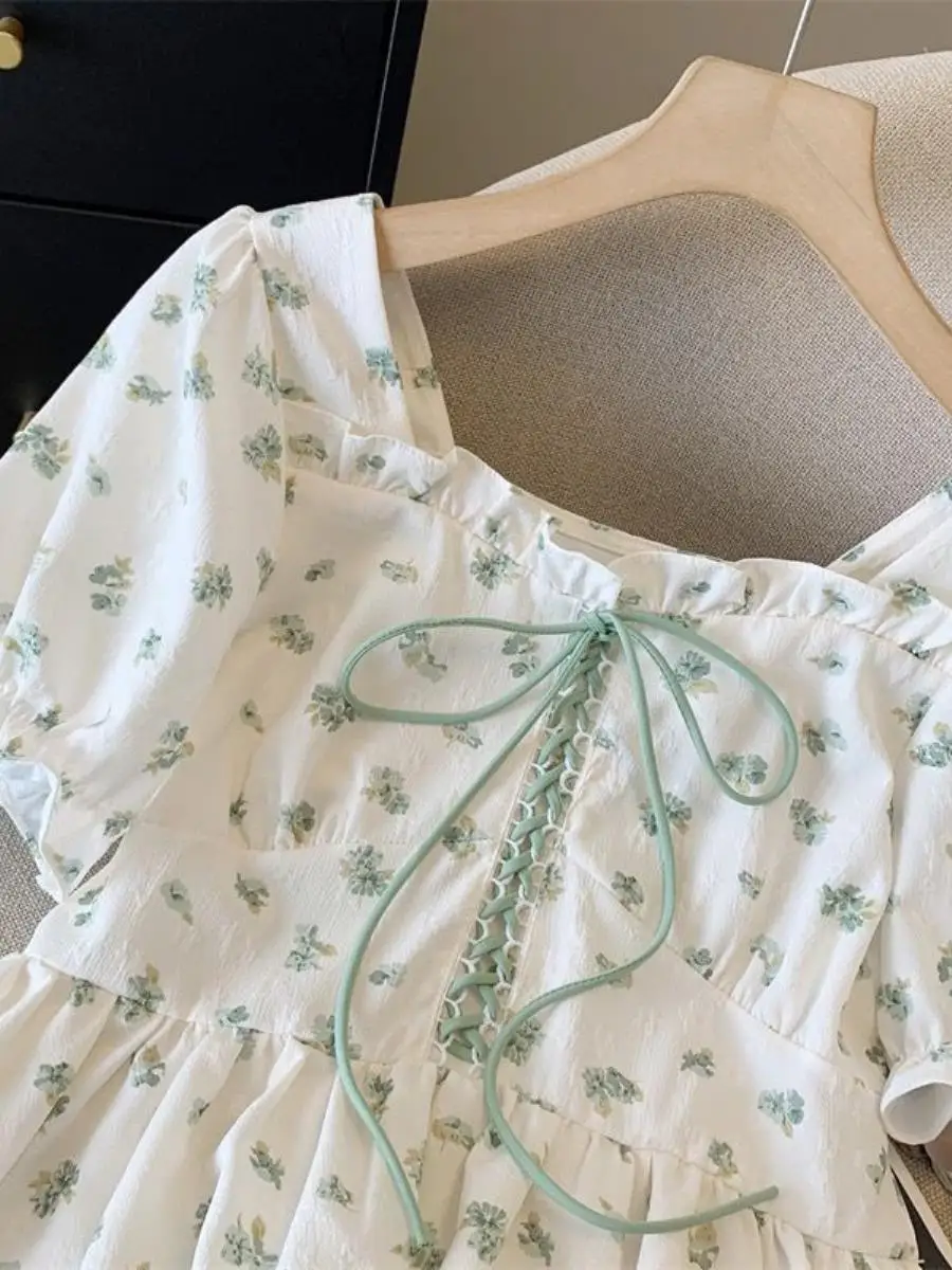 camisa-feminina-estampada-floral-doce-e-fresca-estilo-executivo-gola-quadrada-manga-curta-detalhe-de-no-na-cintura-blusa
