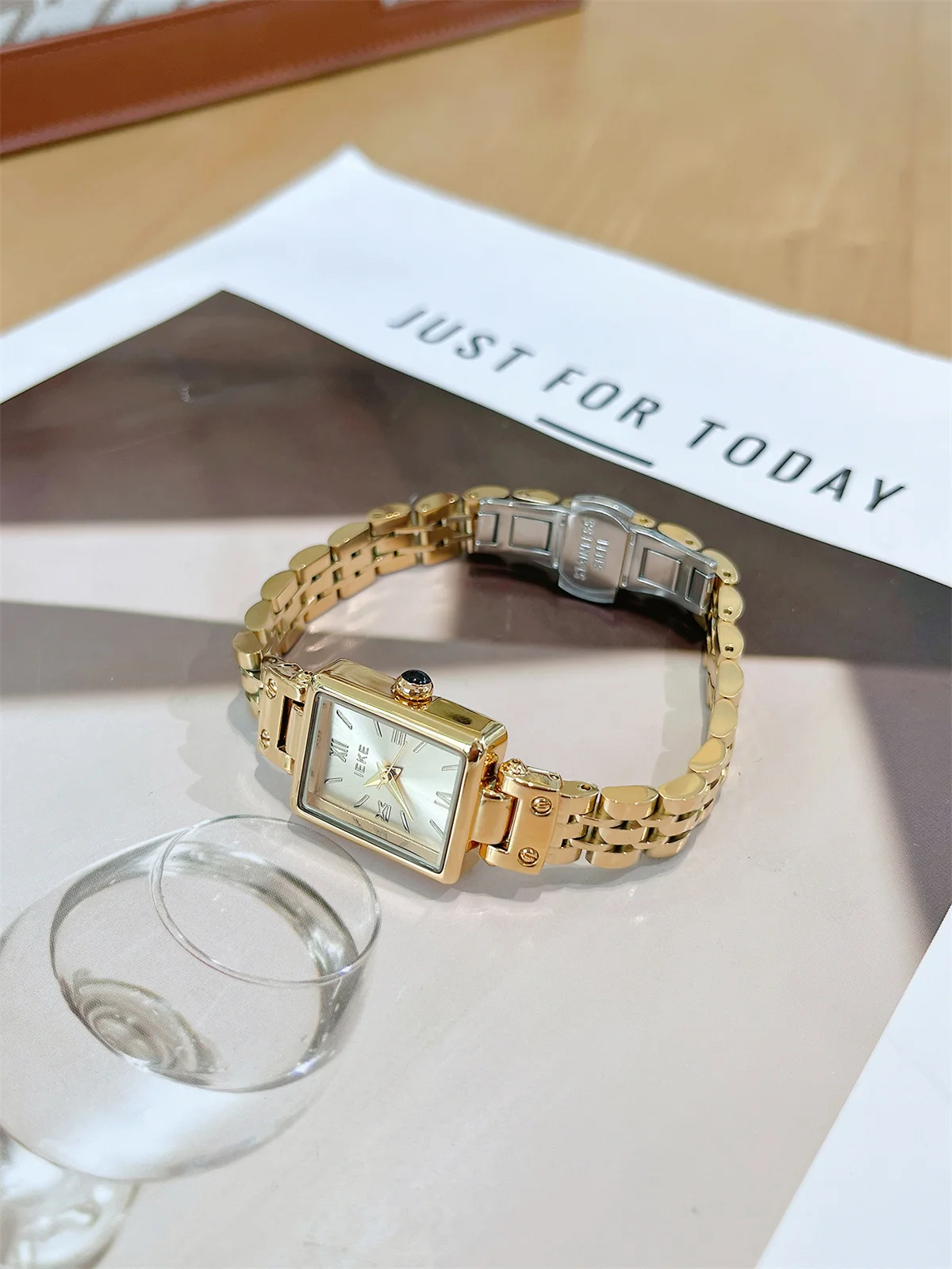 

Designer Watch For Female Students, A Light Luxury Quartz Retro Women'S Watch, 2026 New Small Square Watch With Steel Strap.