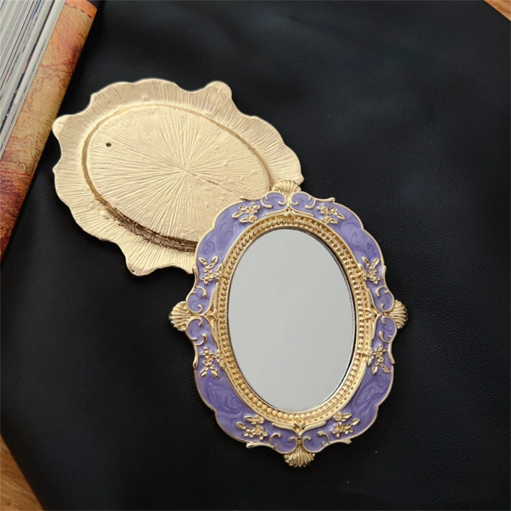 Specchio a mano in rilievo dorato Specchio per trucco europeo retrò Specchio portatile per la casa creativa Decorazione semplice Specchio in stile Grand imperiale
