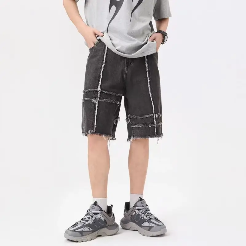 Immagine 4: Pantaloni in denim da uomo con frange e lavaggio effetto invecchiato, stile American Vintage, per un look giovanile e vivace, modello estivo a gamba dritta e vestibilità ampia, lunghezza al ginocchio.