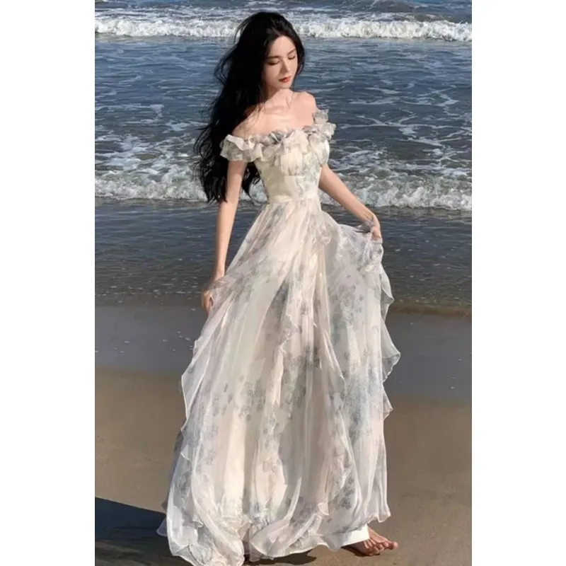 Damen Off-Shoulder Maxikleid mit Blumenmuster aus Chiffon, Rüschen und Stufenrock für den Strandurlaub