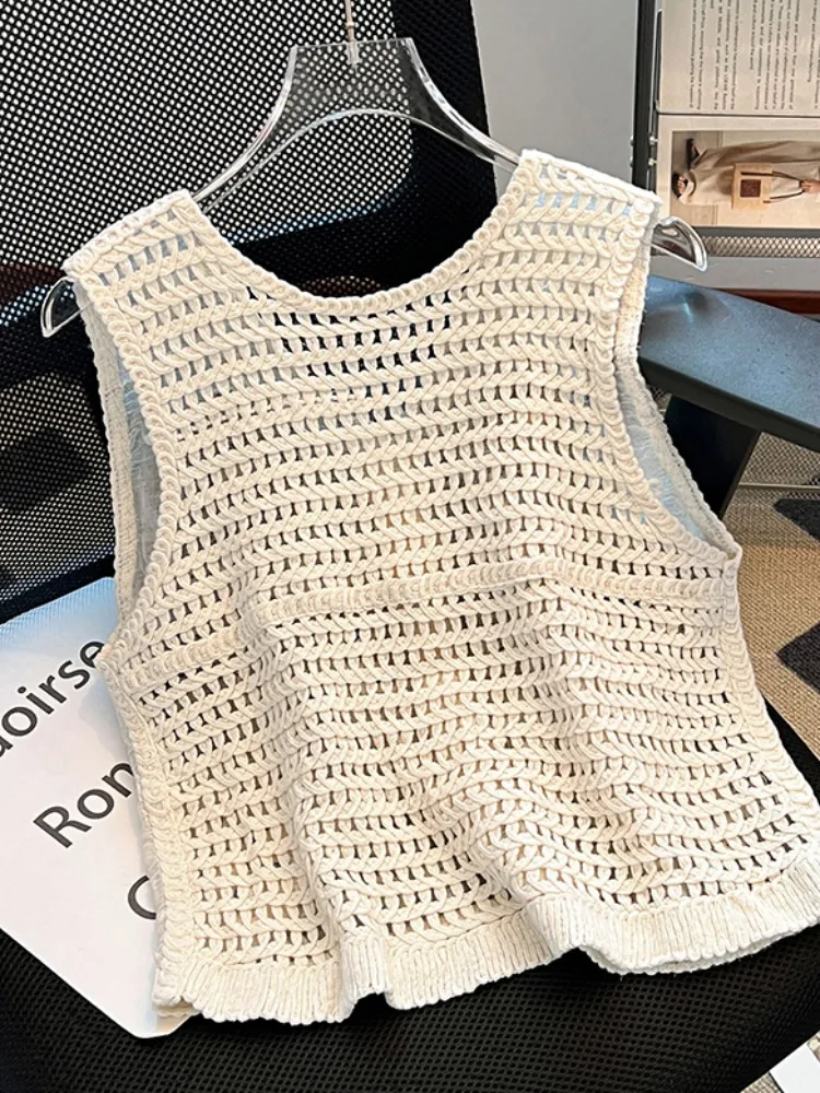 Wyrafinowany haft, ażurowy, dzianinowy top bez rękawów, damski letni top w stylu koreańskim, luźny krój, detale z guzikami, dekolt w serek.