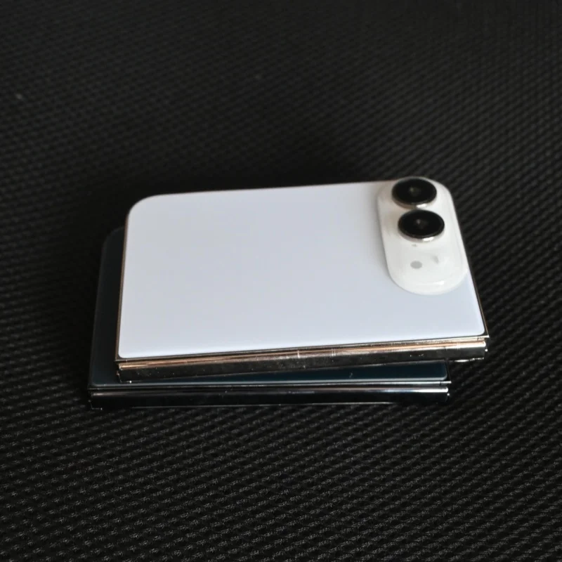 Makietę telefonu iPhone 18 DUO, składany model demonstracyjny, niefunkcjonalny model do ekspozycji, skala 1:1, sztuczny telefon, rekwizyty do ekspozycji w sklepie detalicznym. — zdjęcie produktu 4