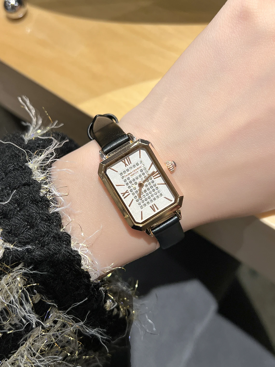 

Красивые ЖЕНСКИЕ ЧАСЫ ЮВЕЛИРНЫЕ ИЗДЕЛИЯ ДЛЯ ПЛАТЬЯ И ВЕЧЕРИНКИ