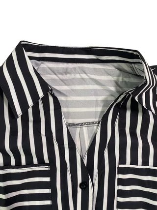 กระเป๋าขนาดบวกเปิดปุ่มด้านหน้าแนวตั้งลายเสื้อกั๊กสุภาพสตรีลําลองสีดําและสีขาว