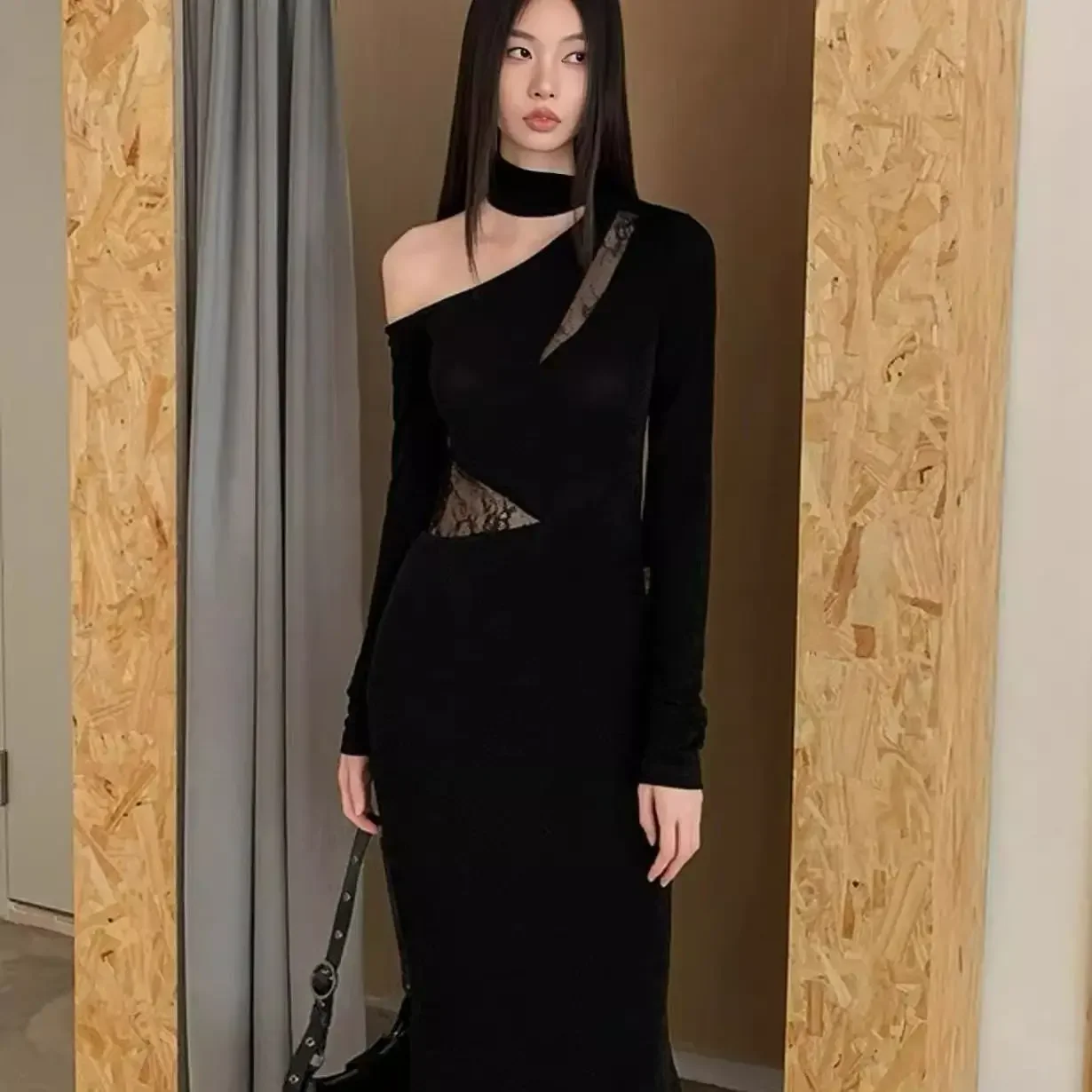 Abito da banchetto con spalle oblique e temperamento con giunture in pizzo, gonna lunga aderente e aderente