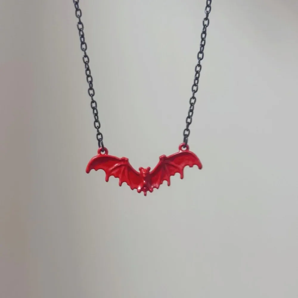 Gothic Punk Red Vampire Bat Animal Pendant Necklace for Women Men Halloween Retro Personality Collar Chain Jewelry Accessories