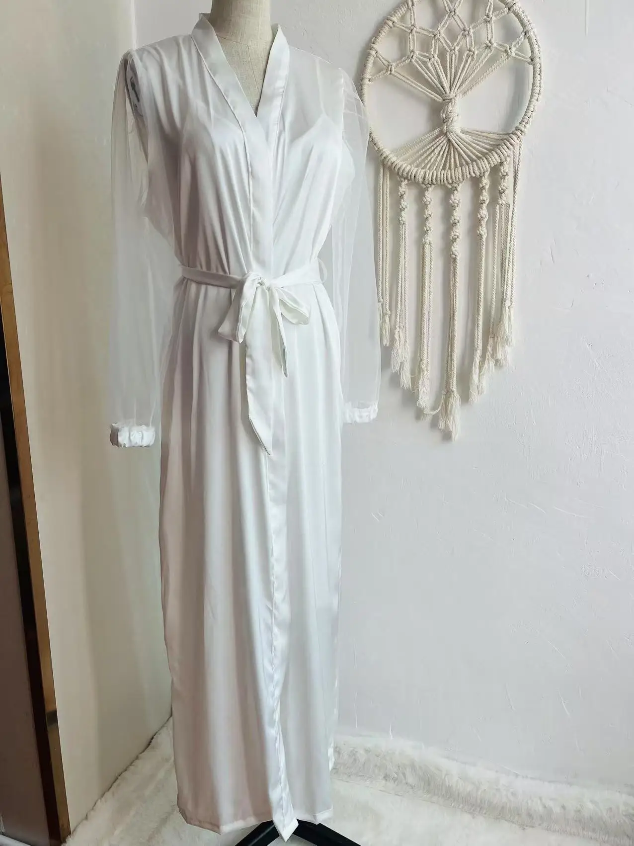 シルクサテン私室ローブブライダルドレッシングガウンローブワイドスリーブ花嫁ローブ足首ロングメッシュガウンホワイトローブブライドメイドギフト