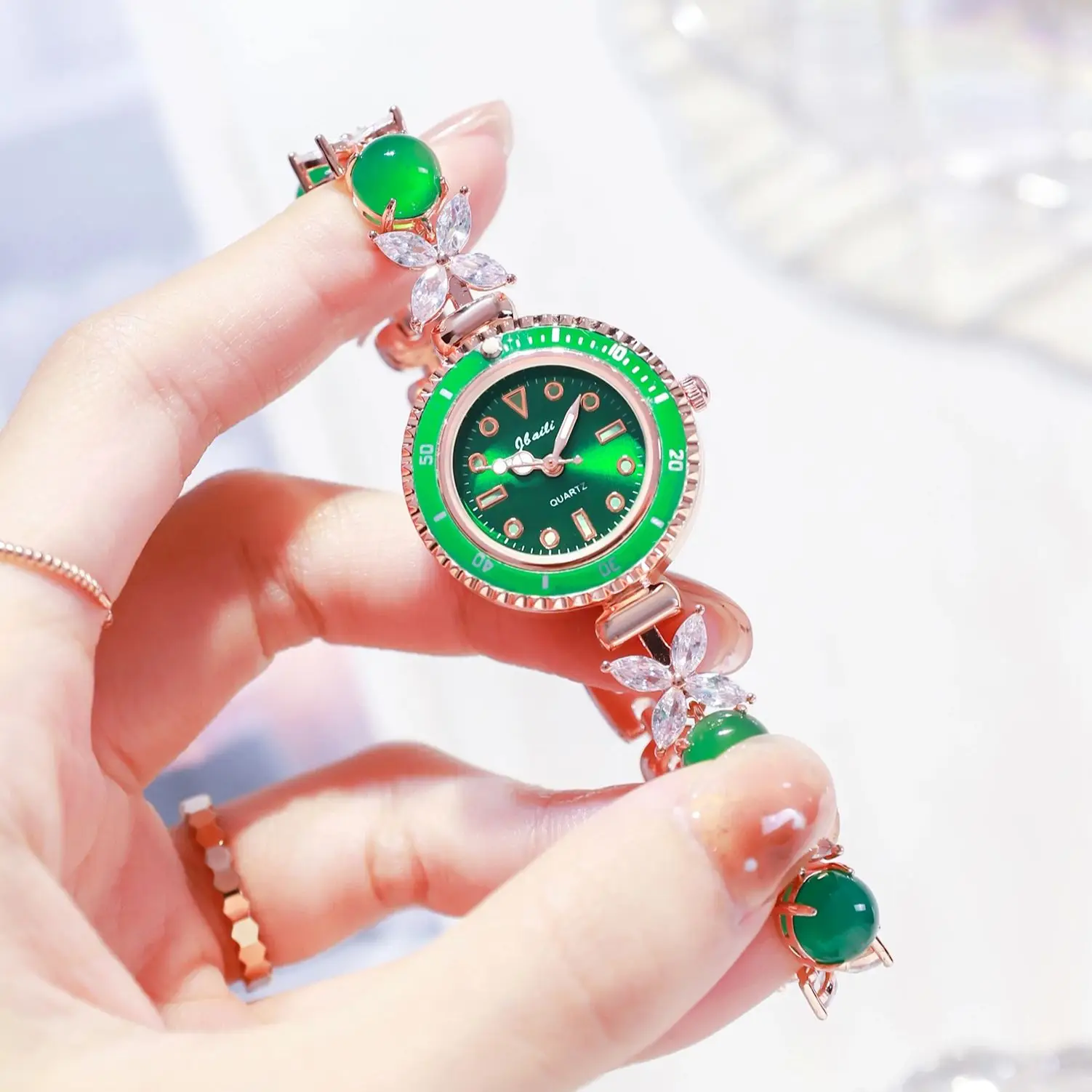 Luxury Design Women's Watch Elegant Quartz Timepiece With Vintage Charm Exquisite Gemstone Accents Stylish Ladies' Wristwatch