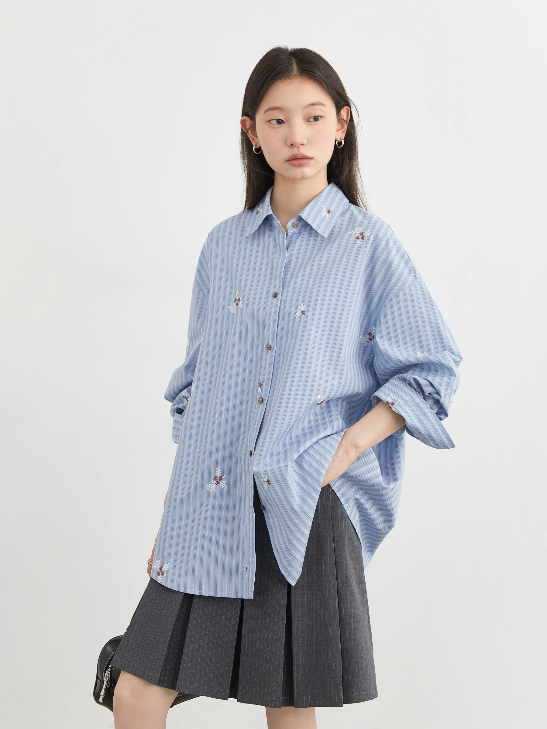 شيك فين المرأة قميص فضفاض عادية كم طويل جديد مخطط المطرزة القطن قميص الإناث البلوزات ربيع الخريف 2025 الملابس