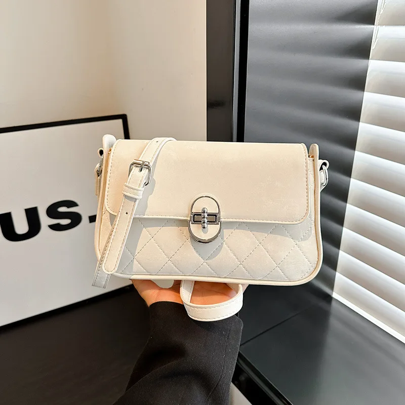 

A Versatile Small Square Handbag with A Fashionable Textured Diamond Pattern. It's A Popular Single-Shoulder and Cross-Body Bag.