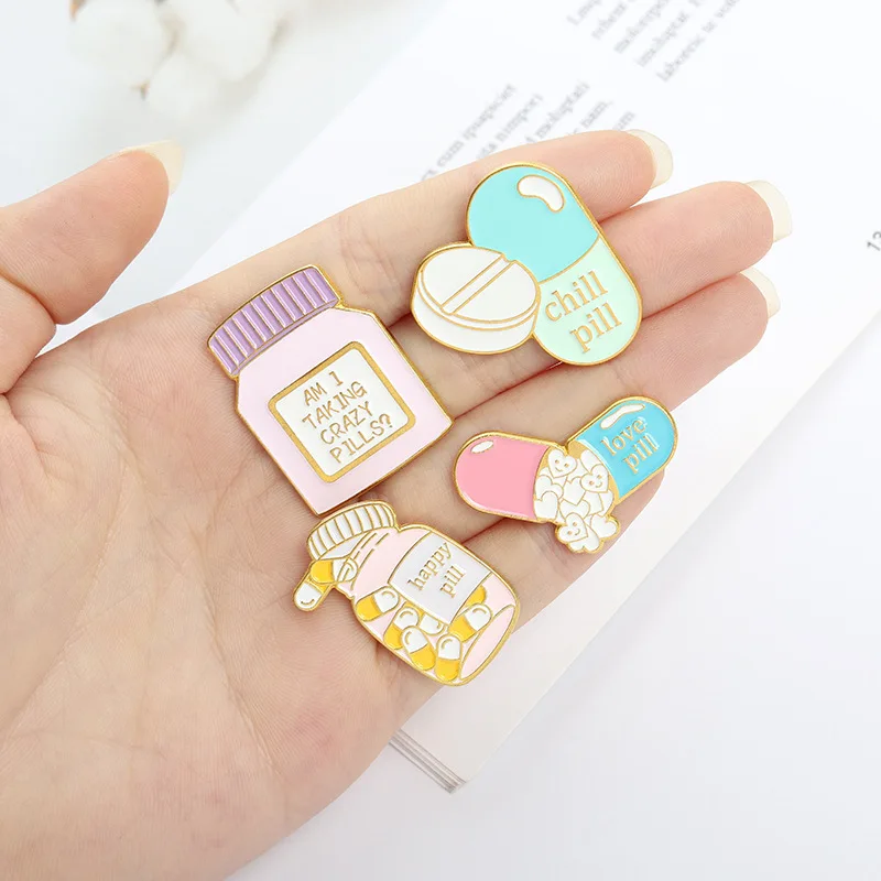 Broche de letras con forma de cápsula de píldora creativa, enfermera, farmacia, broche en forma de corazón, lindo broche de ayuda de banda, Mini Pines de botella de medicina, Badg