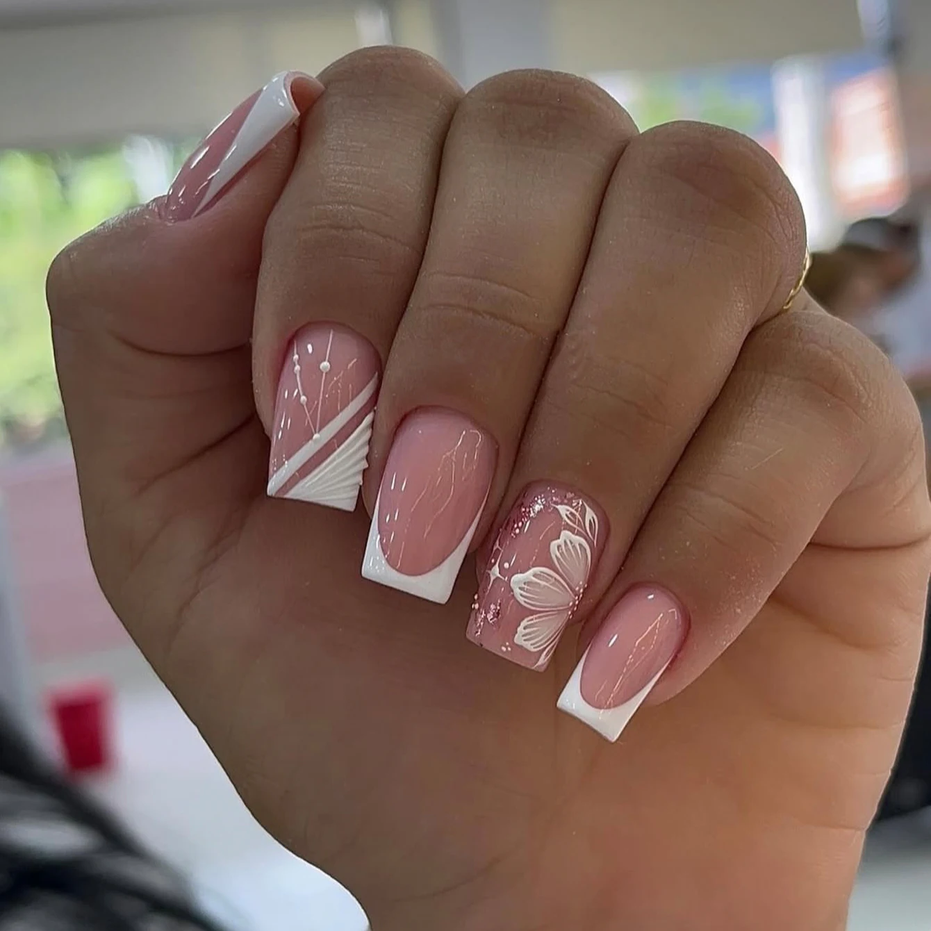 24 قطعة ترقية مظهرك مع مجموعة أظافر صناعية مربعة الشكل على شكل زهرة فرنسية بيضاء مكونة من قطعة واحدة من مبرد الأظافر ومجموعة ملصقات غراء الأظافر