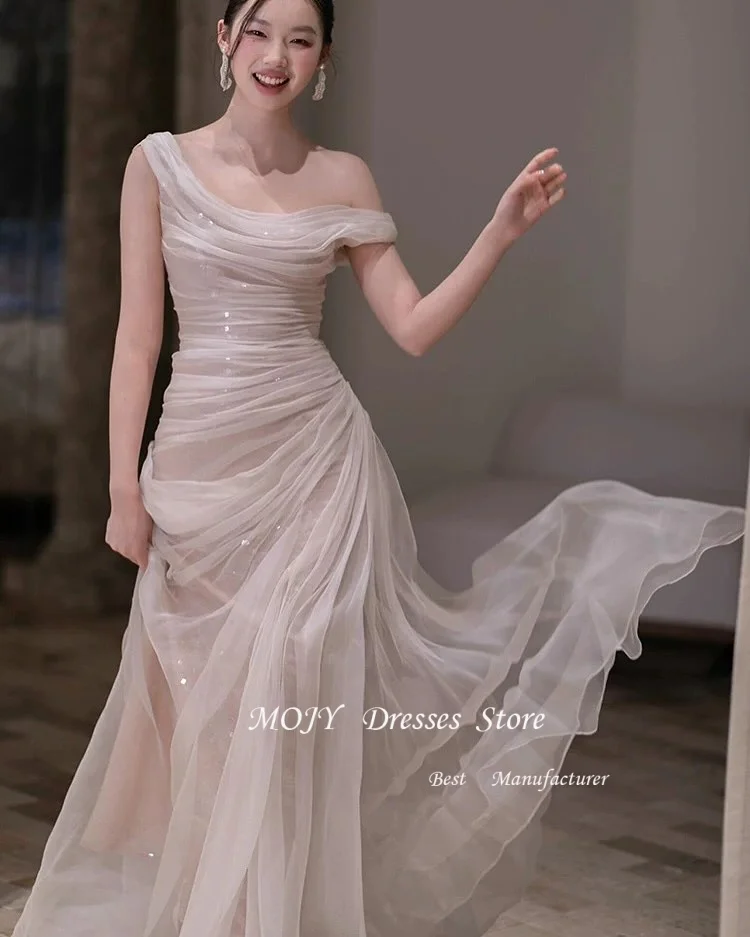 فستان زفاف أنيق وبسيط من Mojy، كتف بطول الأرض، كتف واحد مخصص، فستان زفاف كوري، تبادل لاطلاق النار على الصور ستنسينغدريس
