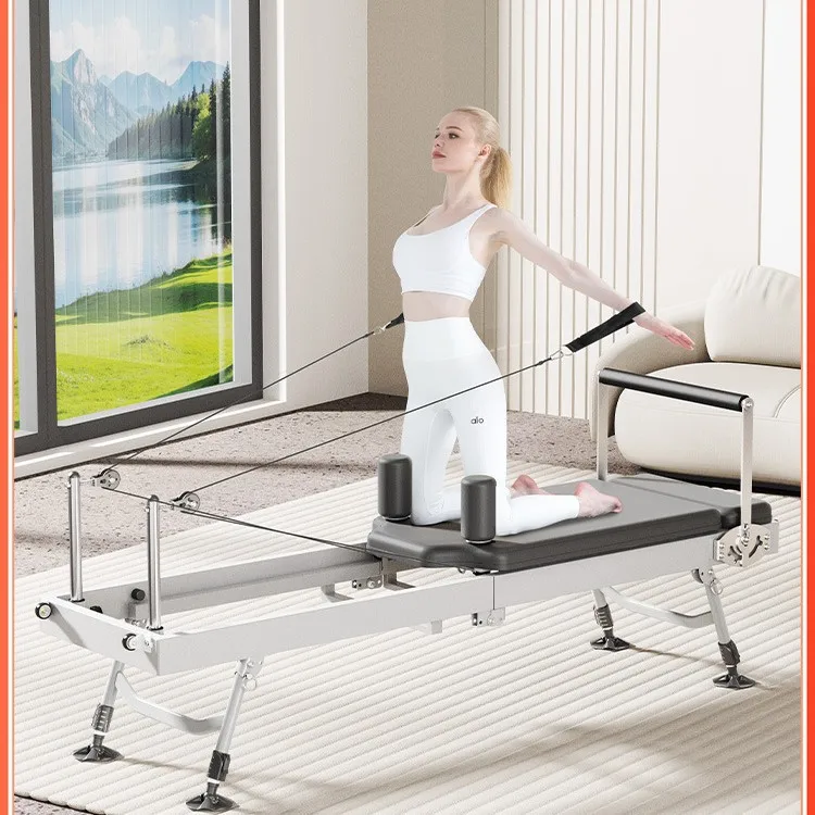 Kerntraining mit großem Ausrüstung, unterstützt durch Yoga und faltbar