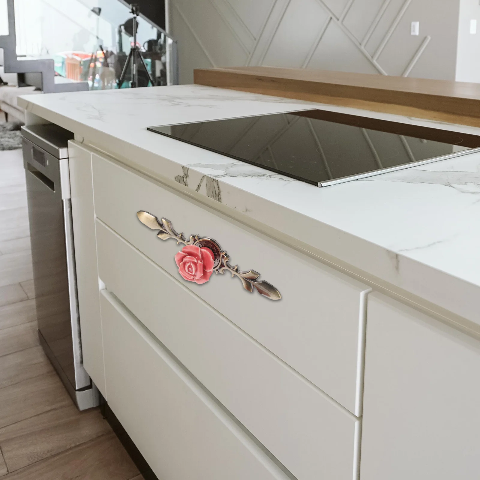 

2Pcs Vintage Style Ceramic Copper Drawer Knobs Flower Pattern Kitchen Cupboard Door Handles Decorative Furniture Pulls