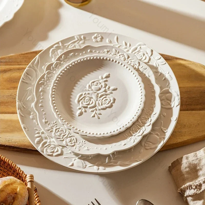 Platos de cerámica de estilo Retro Francés para el hogar, vajilla con flores en relieve blanco puro, ligeros, de lujo, para ensaladas y postres