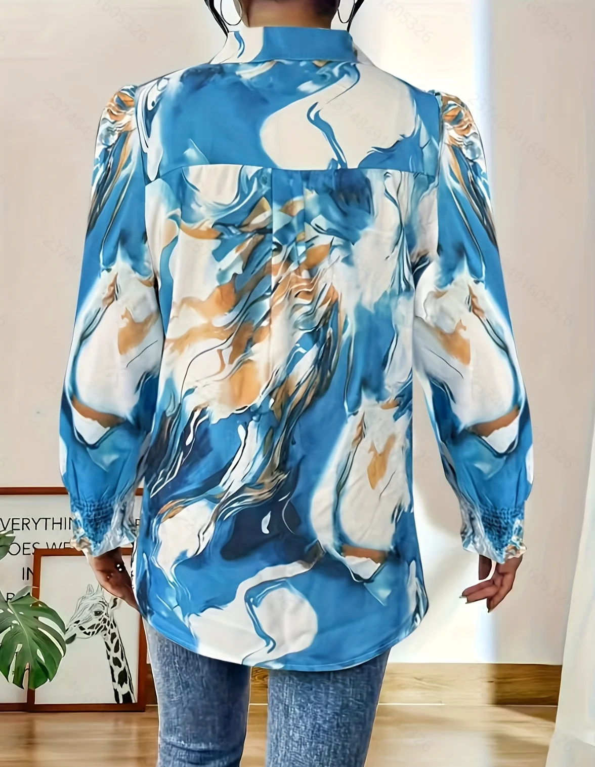 เสื้อเชิ้ตติดกระดุมลายสีน้ำที่พลิ้วไหว ออกแบบมาสำหรับรูปร่างที่มีส่วนโค้งมน