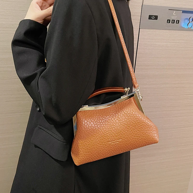 2022 Winter Famouse Brand Handbag with Mental Handle Designer Pleated Shell Bag for Women Clutch Purses Crossbody Bag Long Belt