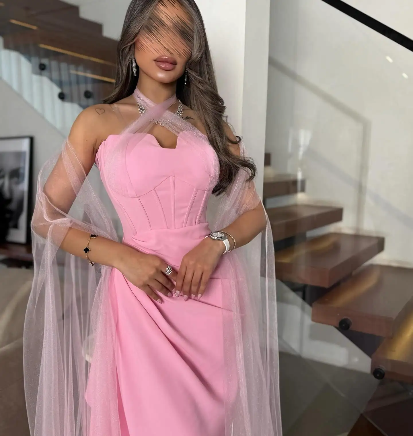 カスタマイズされたイブニングドレス絶妙なサテンストラップレスノースリーブセレブドレスクラシックリボンAラインスイープトレインパーティードレス