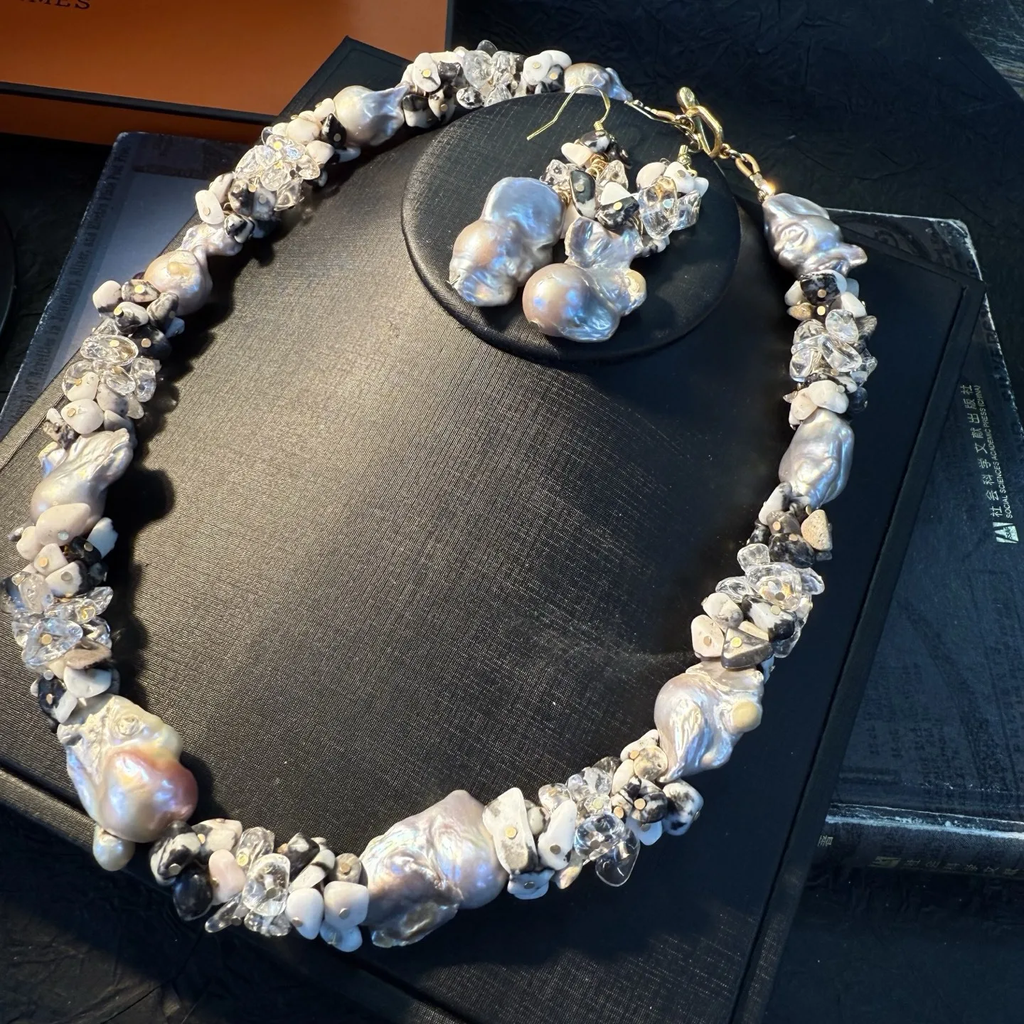 

Baroque Pearl Stone Beaded Necklace Earrings Set Handmade Vintage Style Jewelry Elegant Statement Accessories for Women