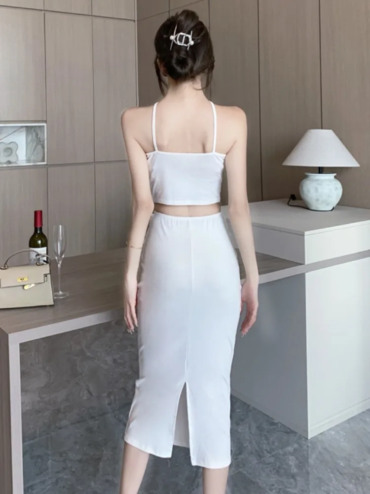 فستان نسائي صيفي مثير بتصميم الوردة، برقبة حمالة وحمالة صدر مطوية على شكل عظمة السمكة، بخصر عالٍ يغطي المؤخرة، وتنورة شبه طويلة