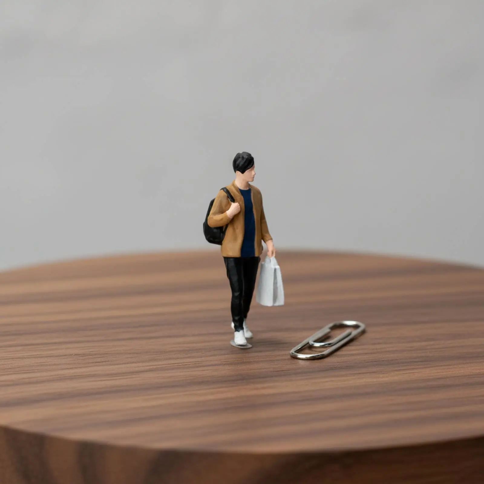 

1:64 Scale Man Figure Realistic Design 1:64 Scale Resin Figure Tiny Human Figurine Model Train Layout People for Collectors