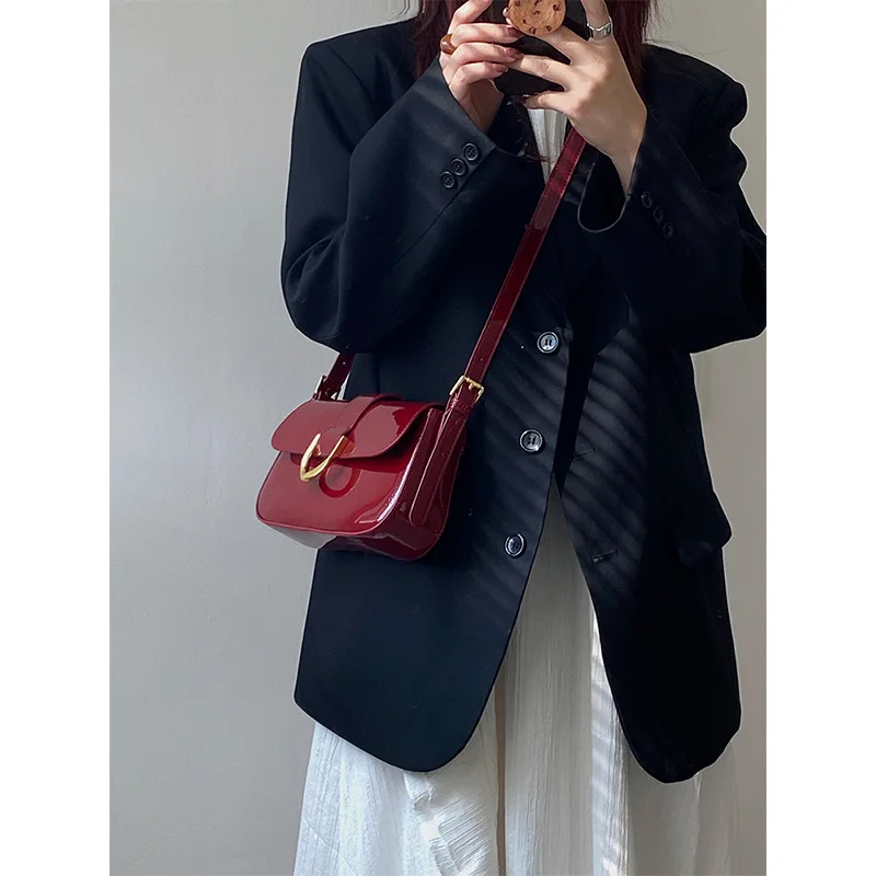 Wine Red hand-held Underarm Bag Women Advanced  Women\'s Retro Fashion Single Shoulder Crossbody Bag Trend Glossy PU Phone Bag