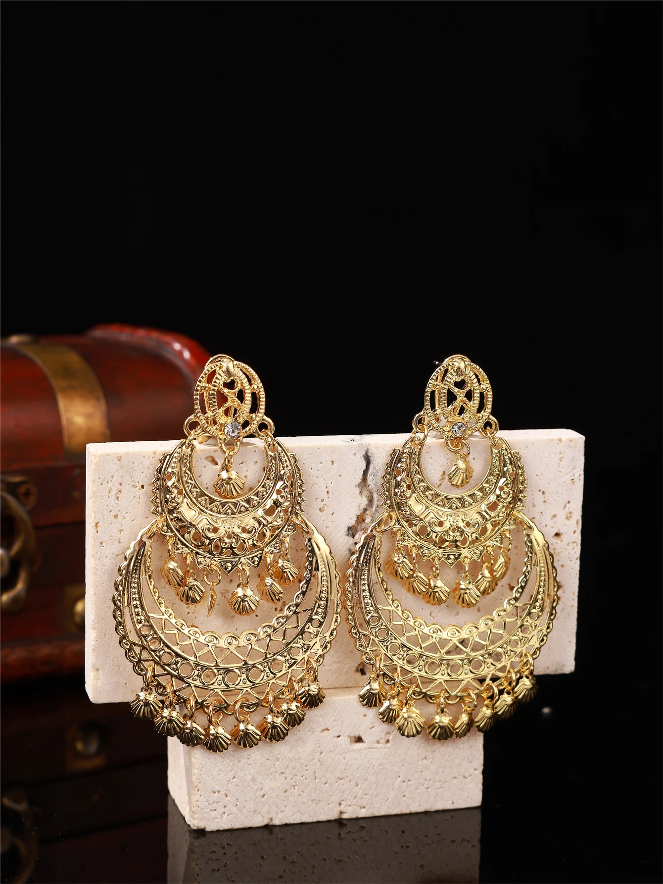 1 Pair of Vintage-Style Women's Earrings, Moon-Shaped, Hollow-Carved, with Shell Tassel Pendants, Jewelry Earrings for Arab Women to Wear in Weddings and Festivals