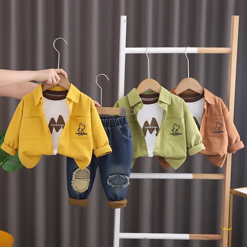 

Весенне-осенний комплект для мальчиков, новинка 2025 года, модная детская футболка, рубашка, джинсовый комплект из 3 предметов, детская одежда