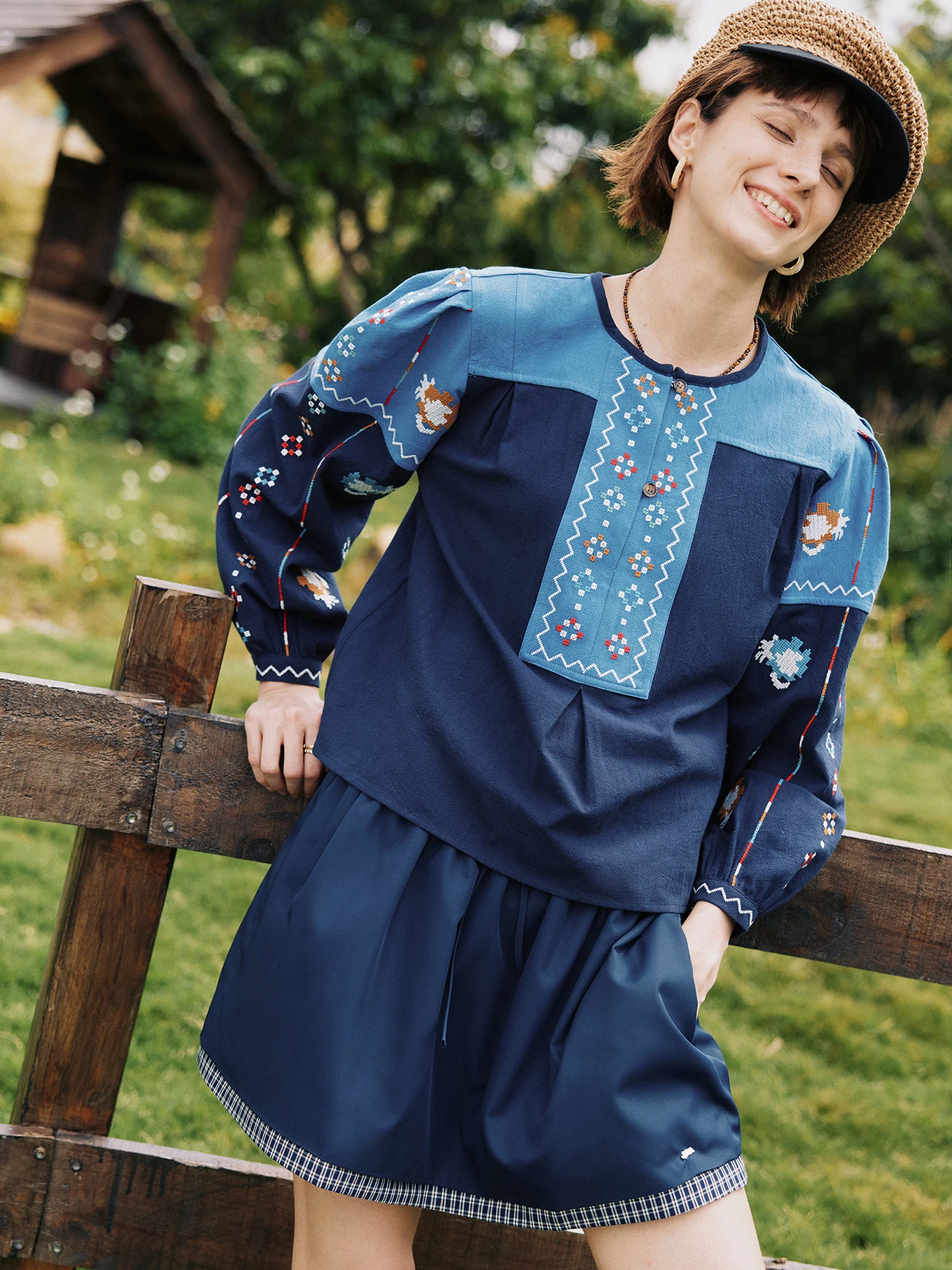 

Женская хлопковая рубашка свободного кроя с длинными рукавами и круглым вырезом, с художественной романтичной вышивкой в народном стиле и цветовыми блоками