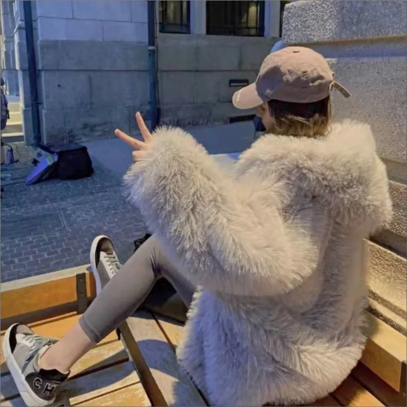 Un nuovo cappotto di pelliccia con cappuccio in misto stile rilassato di peluche e lungo