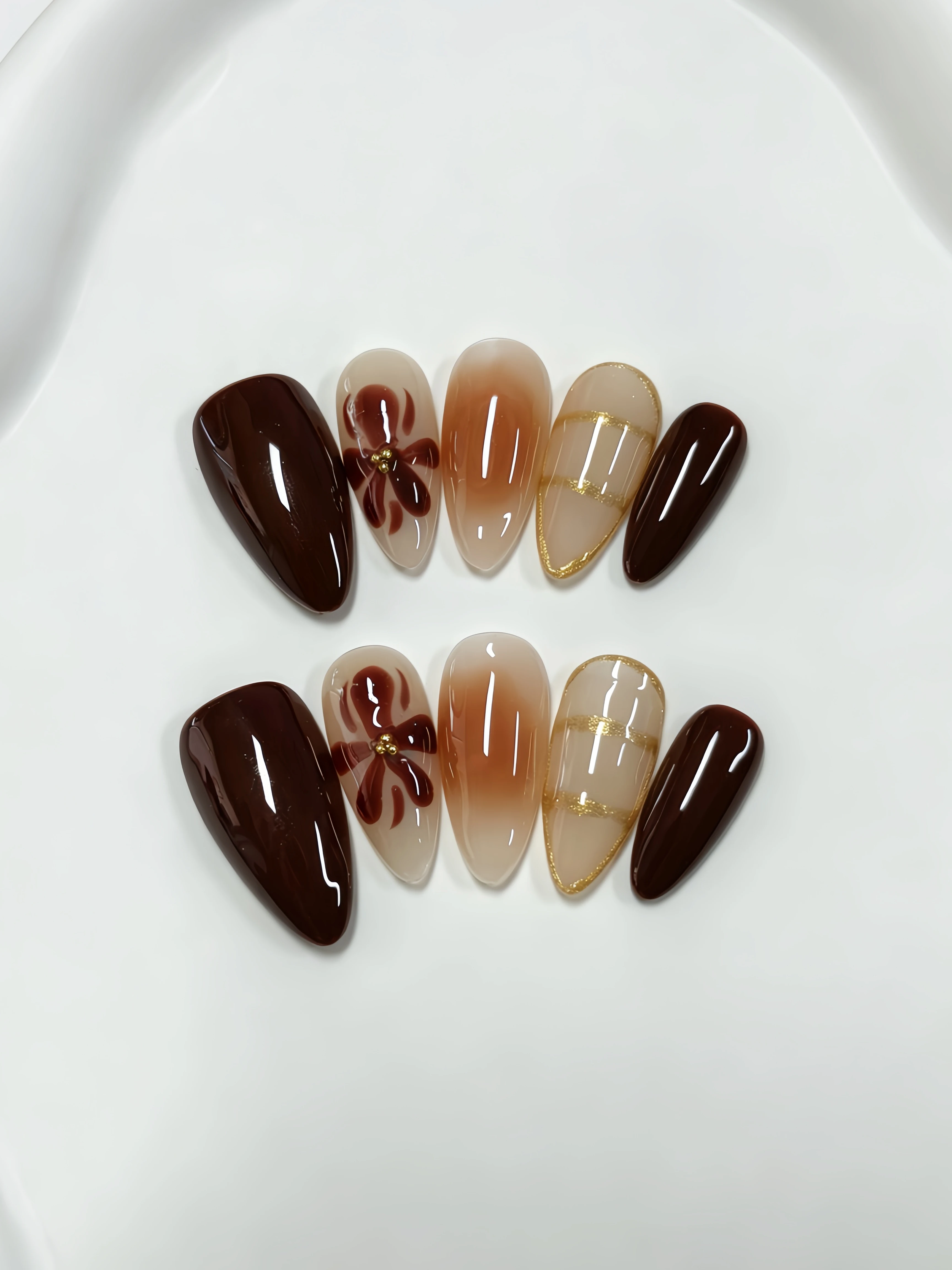 10-Piece Almond-Shaped Nails, Caramel Gradient Gold Floral Nail Stickers, Retro Gentle Style, Autumn and Winter Date Vibes Wearable Nails, Light Luxury Metallic Line Flower Press-On Fake Nails, French Ins Style Mature and Gentle Nail Art