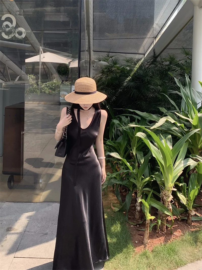 فستان نسائي صيفي مثير من الساتان برقبة على شكل V بدون أكمام على شكل حرف A فستان طويل للسيدات صيفي بلون سادة أنيق ونحيف أساسي