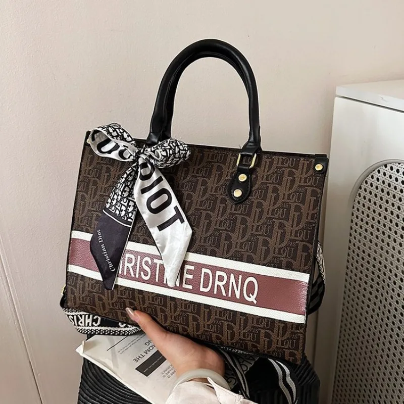 حقيبة يد احترافية للسيدات بتصميم مناسب لبيئة العمل وثقافة الشركات أنيقة