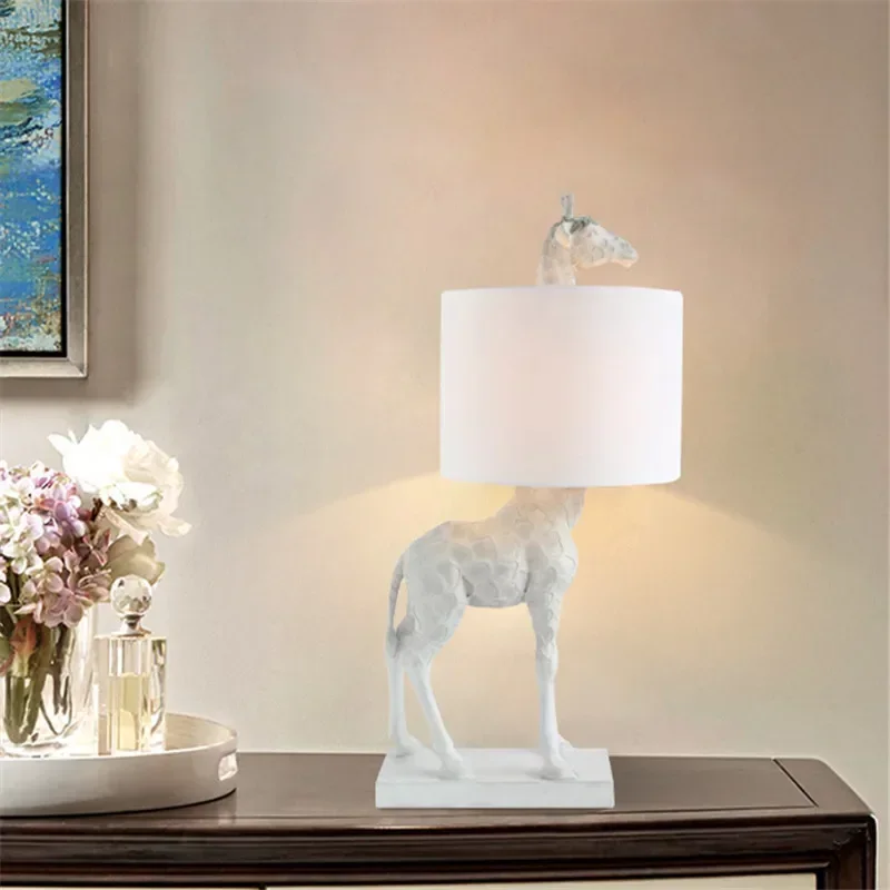 Factory Manufacture Designer Animal Resin Giraffe Table Lamp Gold Lamp Body Resin Animal Home Decor Night Lights E26/E27 Holder