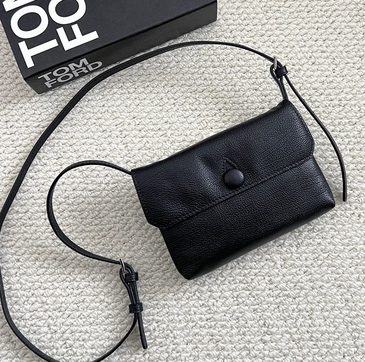 

Minimalist Button Closure Leather Crossbody Bags - Sleek Litchi Grain Shoulder Purse, Small Sling Bag for Everyday Carry