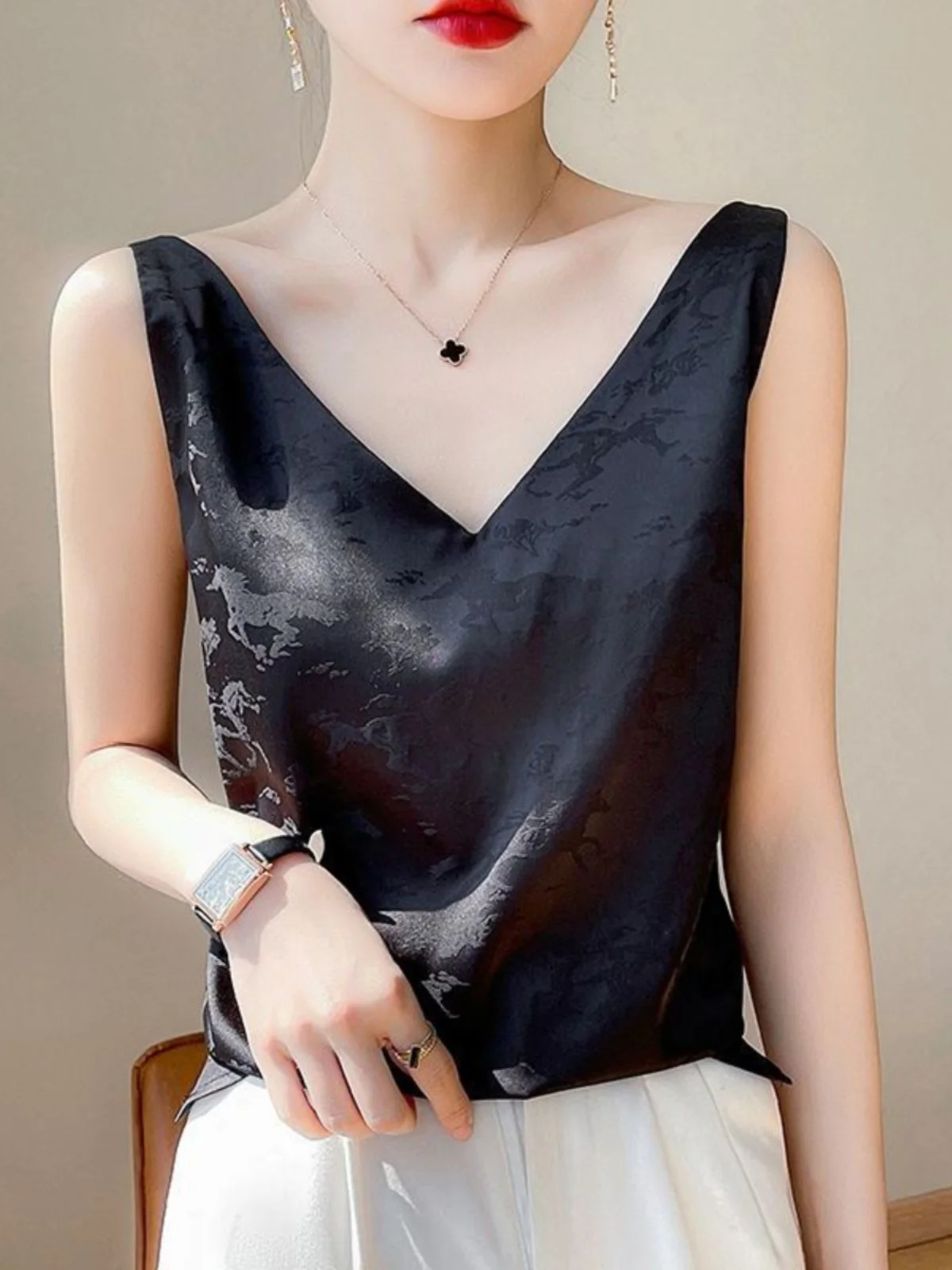 

Женский летний топ-майка больших размеров с низким вырезом, свободного кроя, с цветочной вышивкой, из шелковистой ткани, удобная внутренняя одежда