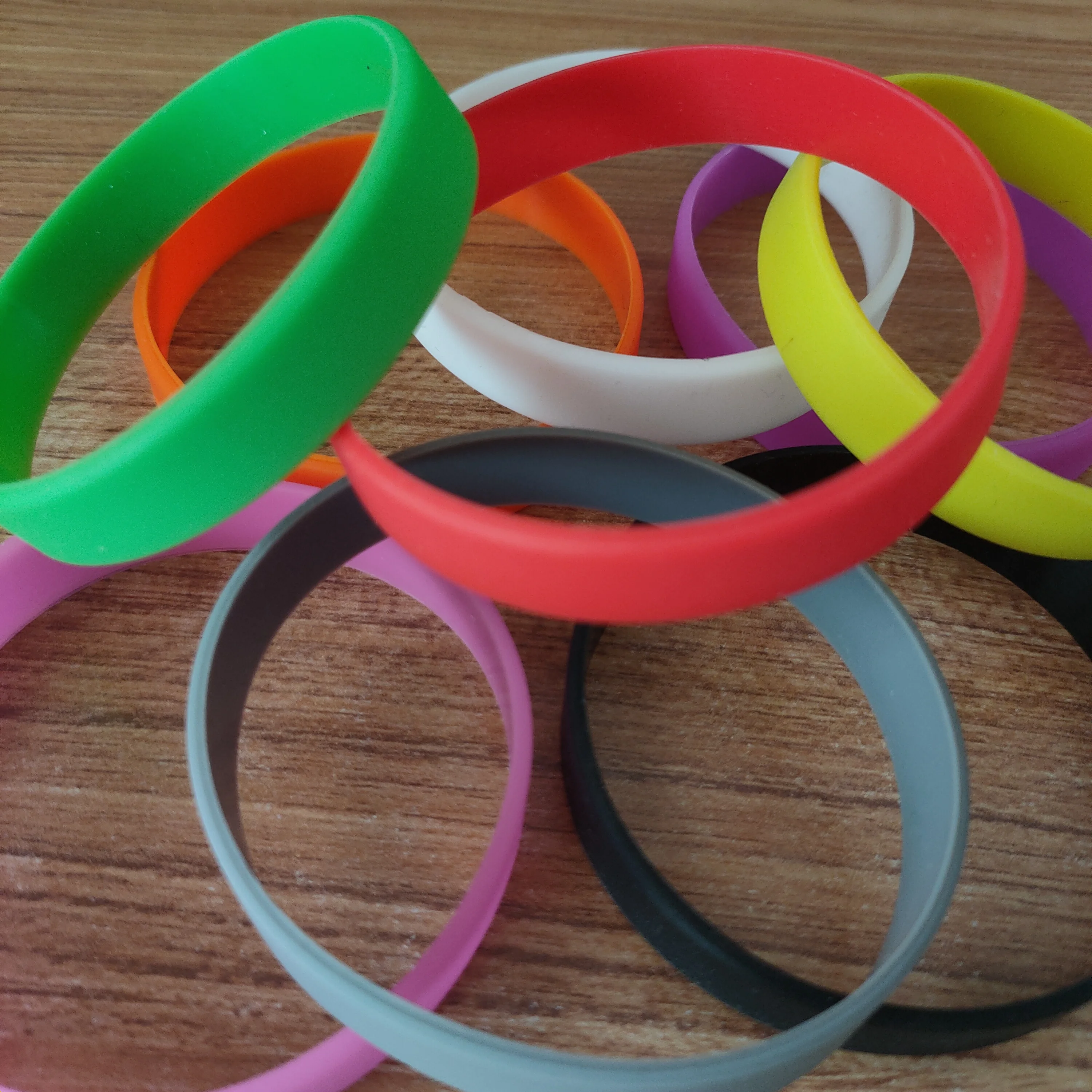 DDJOY Wholesale Custom Bulk Multicolor Embossed Silicone Wristband Rubber Bracelets