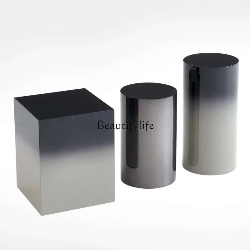 أريكة غرفة المعيشة بجانب عدد قليل من طاولات القهوة الصغيرة المنقولة