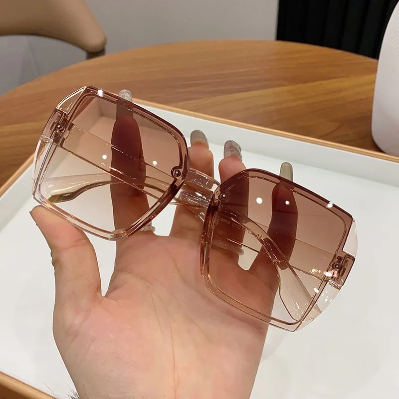 ファッションデザイナー スクエアサングラス 女性 レトロ ヴィンテージ グラデーション サングラス 女性 クリアレンズ ブラック ホワイト
