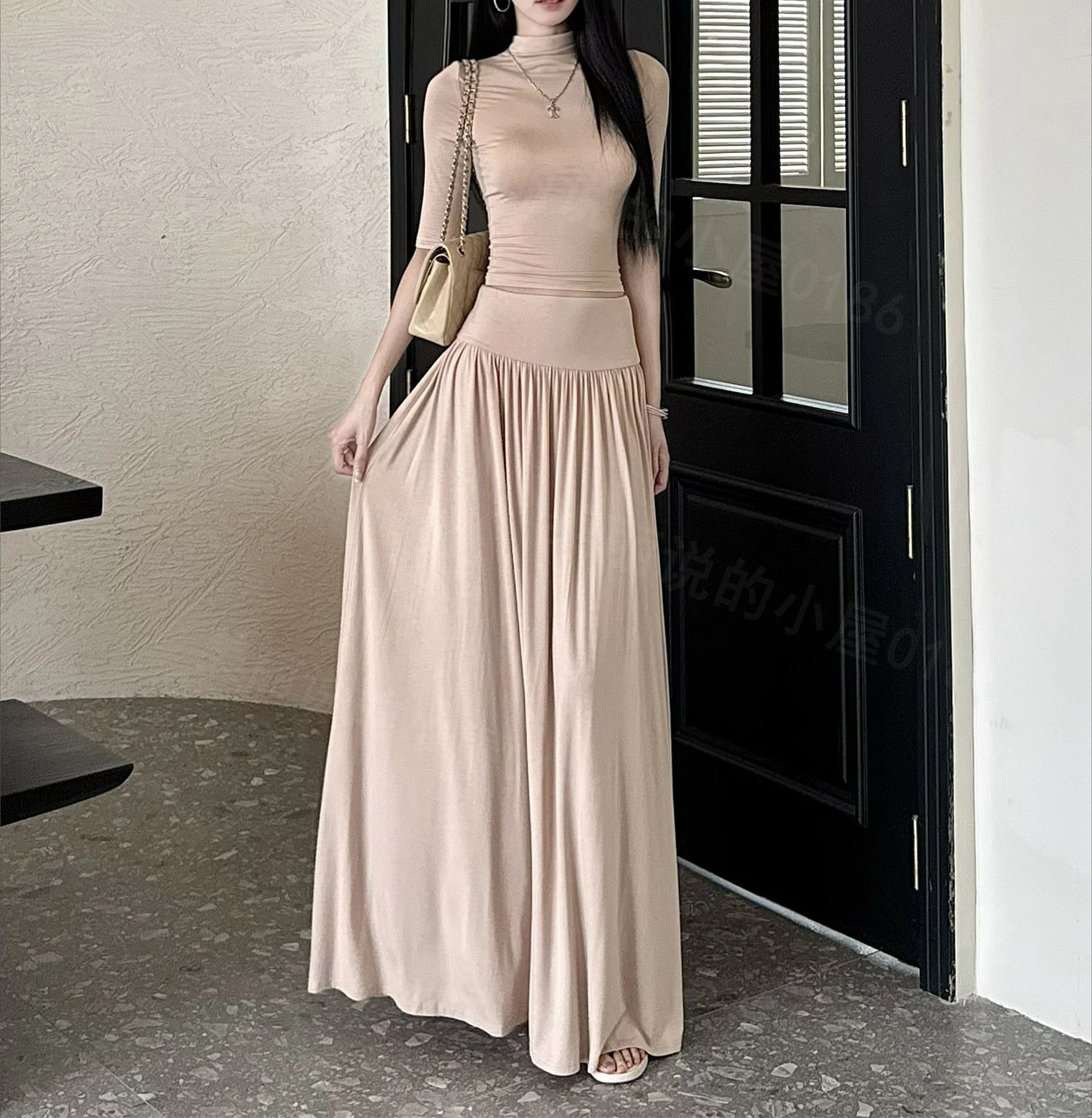 2025 Новый модный комплект, топ с высоким воротником и средним рукавом, утягивающая юбка с высокой талией, комплект из двух предметов