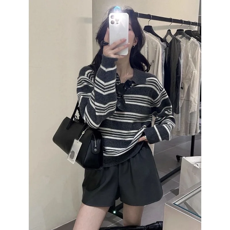 Damska dzianinowa bluzka z długim rękawem, kołnierzykiem polo w kontrastowe paski, nowy model na jesień i zimę.