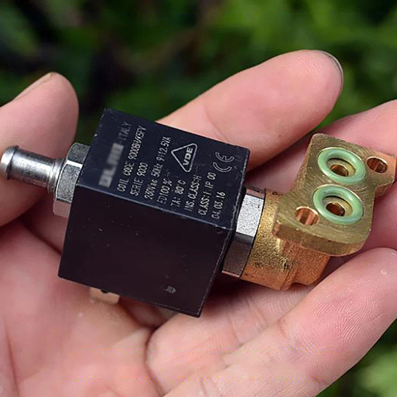 

Brass Electric Solenoid Valve 230V AC 50HZ 12.5W Two-position Three-way Solenoid Valve SERIE 9000 for Coffee Machines