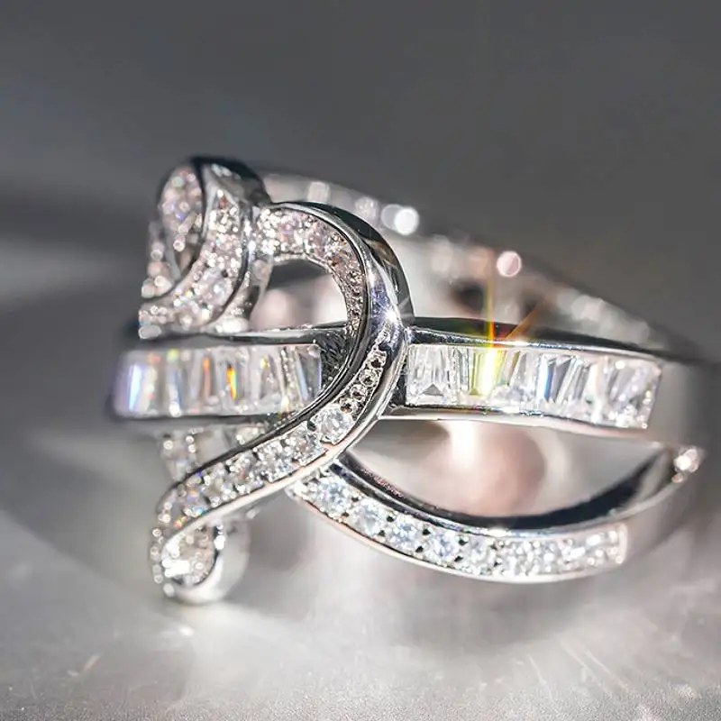 Huitan Zarter herzförmiger Damenring, modisches Kreuz-Design, Party-Accessoires, silberfarben mit hellem CZ, edles Schmuckgeschenk
