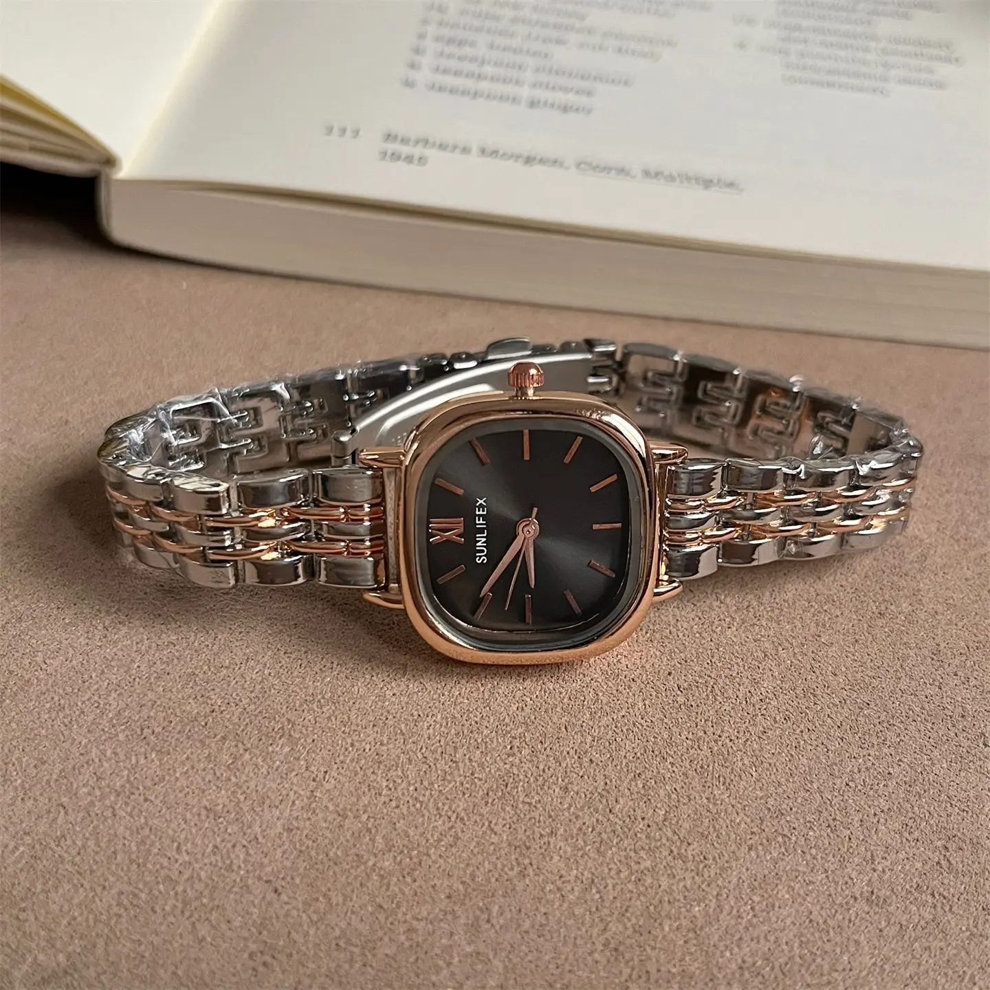 New Luxury Rose Gold Stainless Steel Strap With A Simple Small Dial, Retro Korean Style Square Quartz Watch For Female Students.